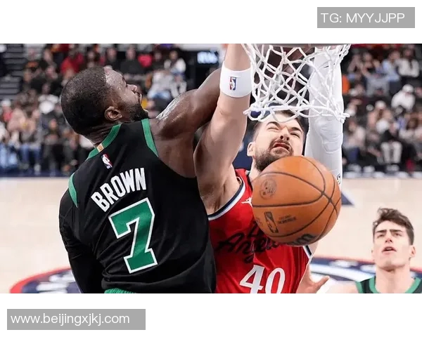 凯尔特人对决快船激战正酣NBA赛季精彩瞬间回顾与分析